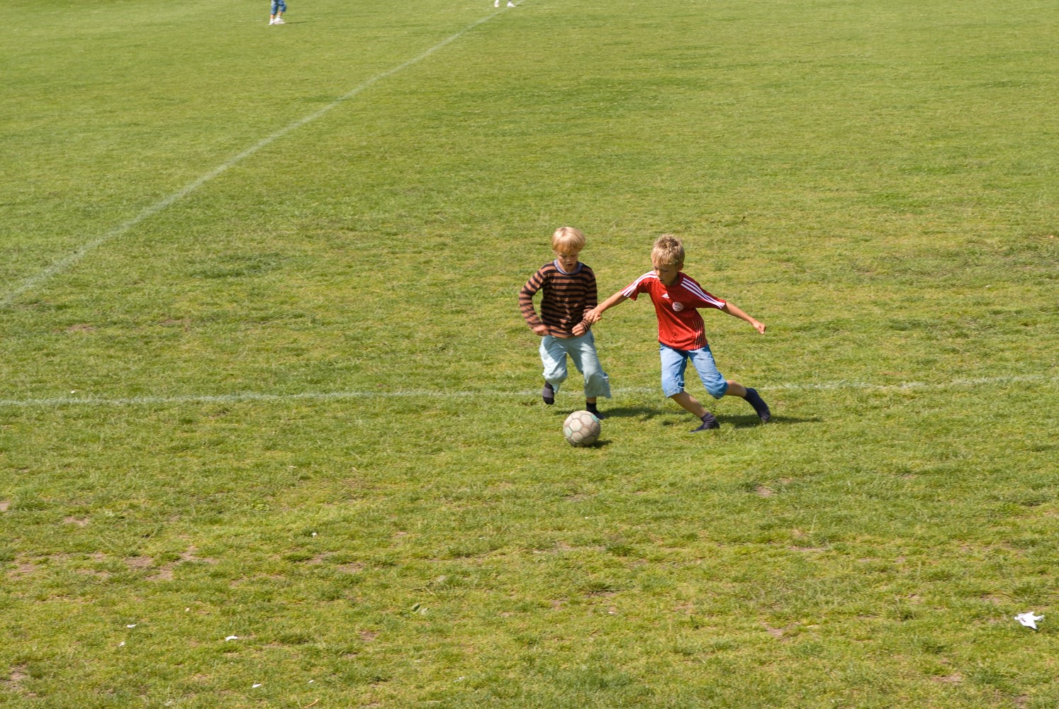 Nødebo Skole, to drenge der spiller fodbold