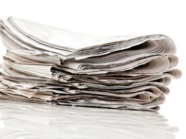 stockbillede af en stak aviser